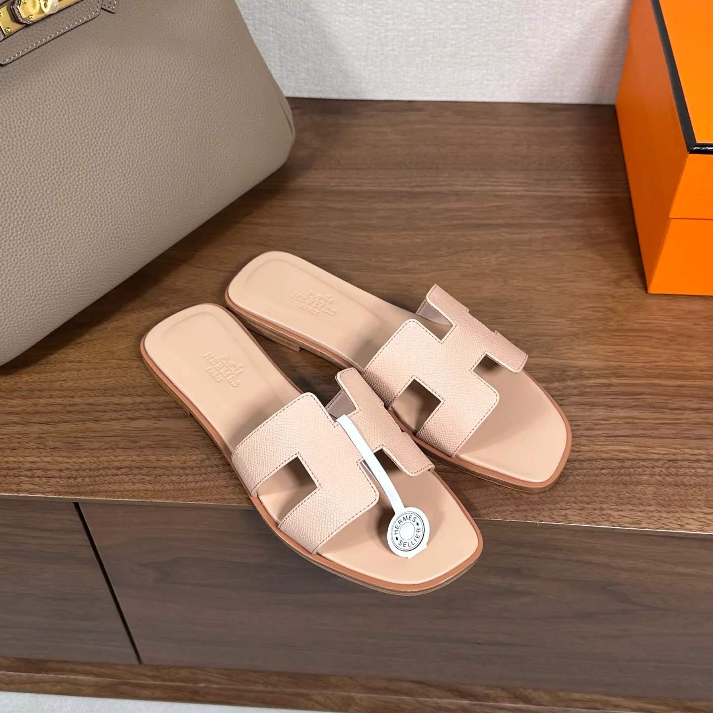 👟👟Ex-factory price 440👟👟 Hermes Hermes H slippers Oasis sandals series——————————Fashionable and versatile Super comfortable Every detail is made to the extreme Original swift calfskin Original 1:1 exclusive private mold upper/original leather outsole ▪️Packaging: Each pair of shoes comes with packaging ▪️SIZE: 35~42 (.40.41.42 customization is non-refundable and non-exchangeable)